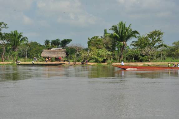 Cruzando de balsa um dos braços do Rio Magdalena, no caminho à Mompós, na Colômbia